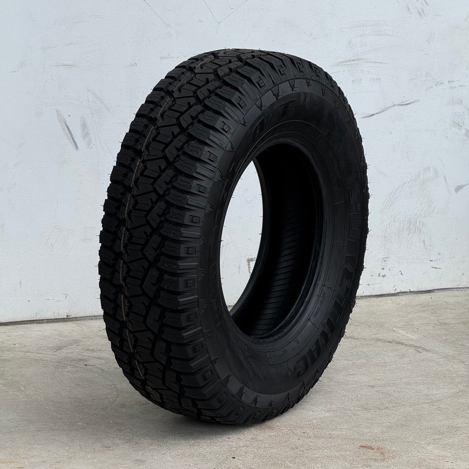 Suretrac LT245/75R16 120/116Q Radial A/T TAKE OFFS