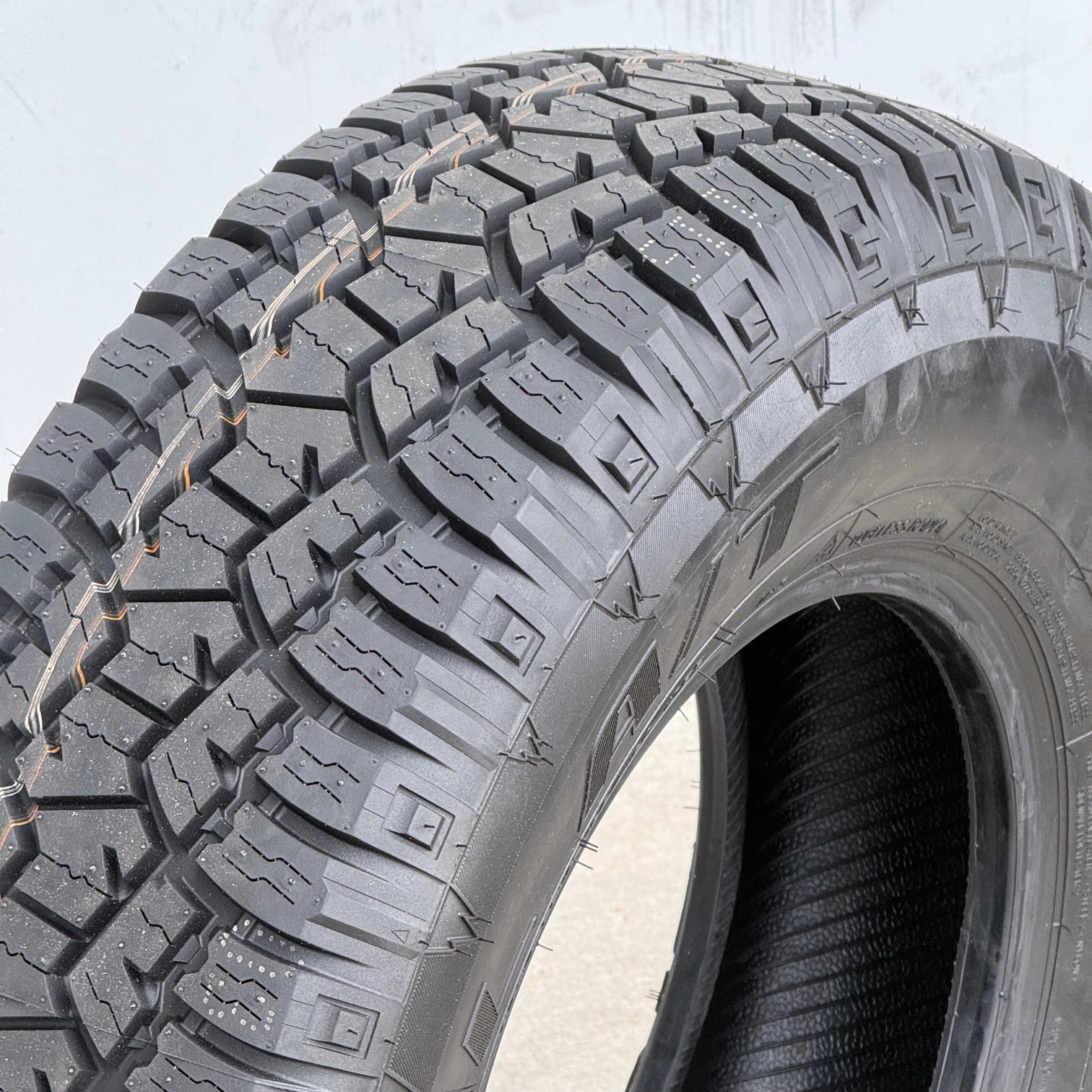 Suretrac LT245/75R16 120/116Q Radial A/T TAKE OFFS